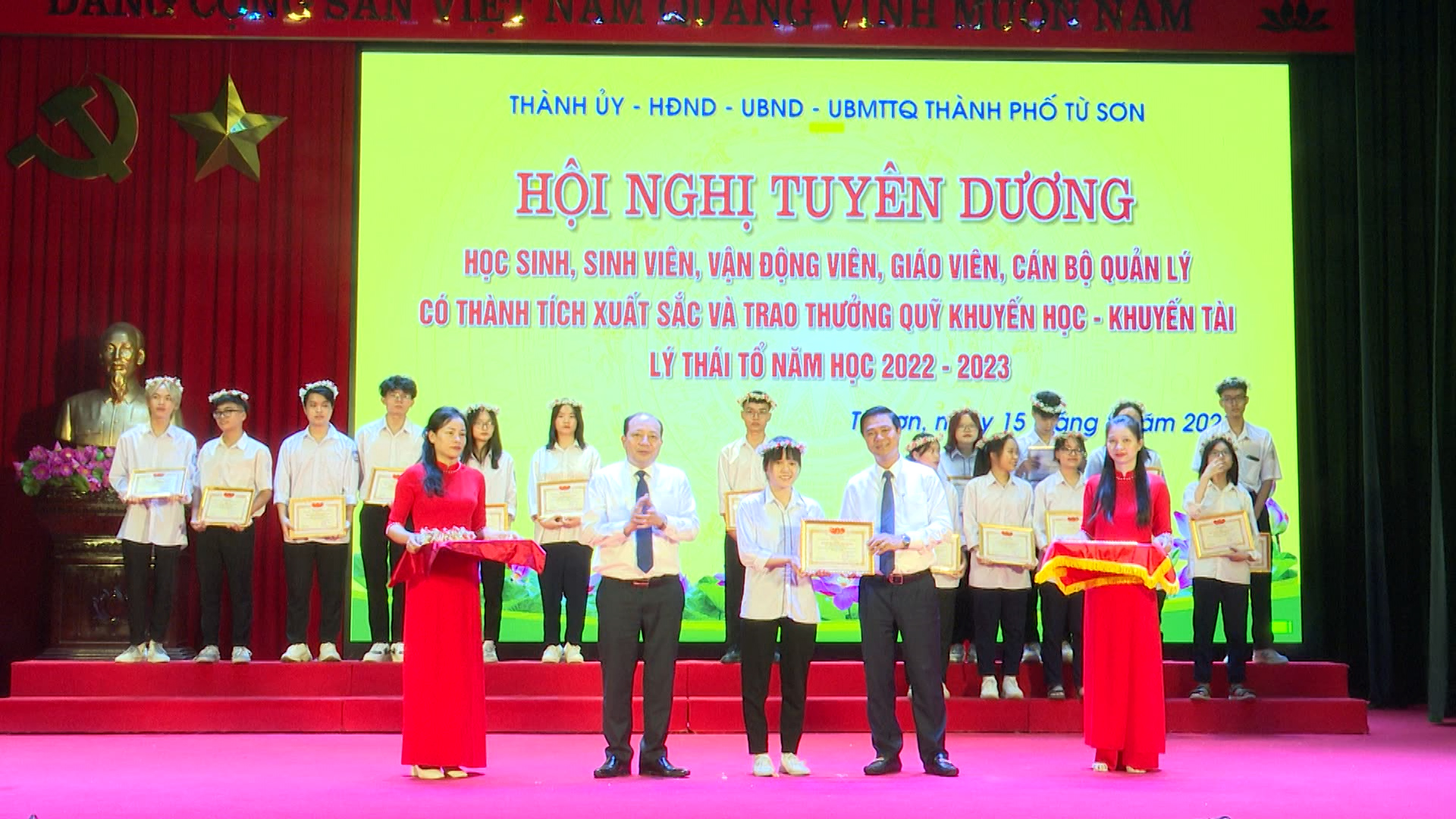 Từ Sơn: Tuyên dương, trao thưởng Quỹ khuyến học, khuyến tài Lý Thái Tổ cho cán bộ giáo viên, học sinh có thành tích xuất sắc.