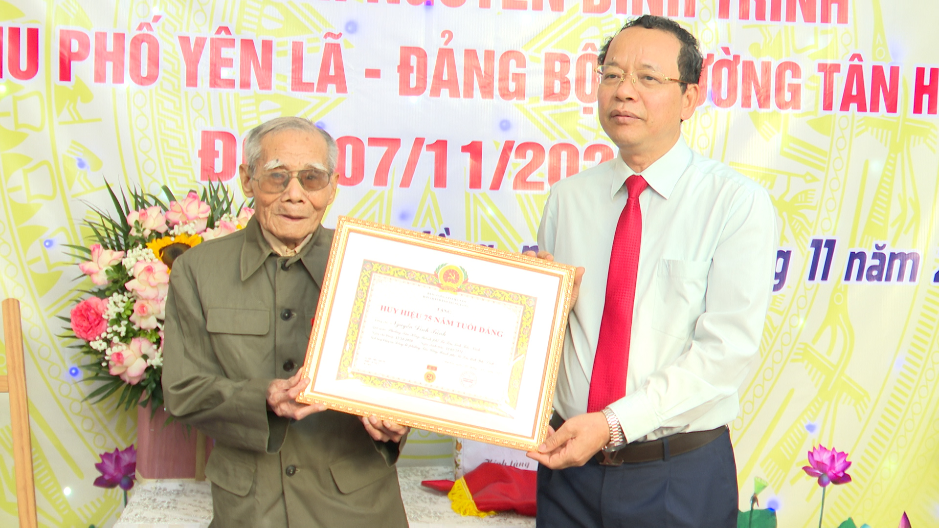 Trao tặng Huy hiệu 75 năm tuổi Đảng cho Đảng viên tại Đảng bộ phường Tân Hồng và Tam Sơn