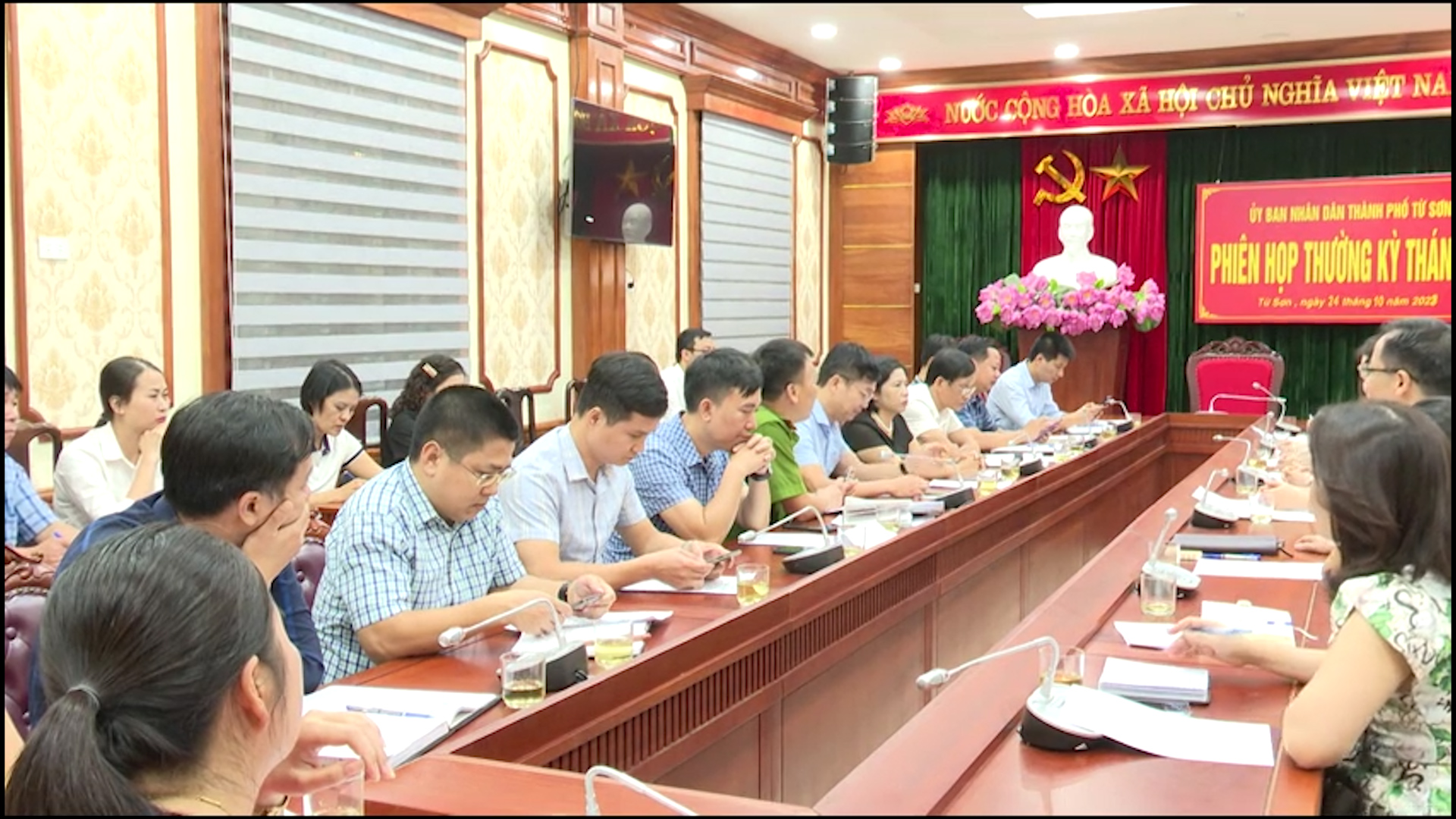 Đoàn cán bộ, giảng viên Học viện chính trị khu vực I làm việc tại thành phố Từ Sơn về chuyển đổi chính quyền số