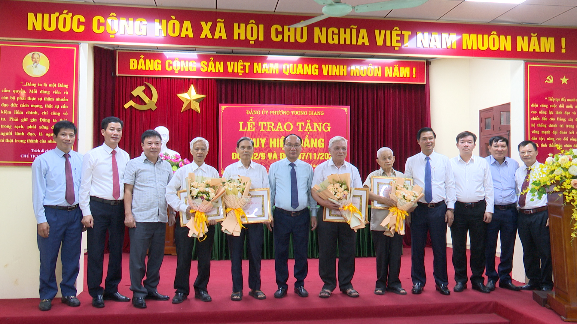 Từ Sơn trao huy hiệu Đảng cho các đảng viên phường Tương Giang