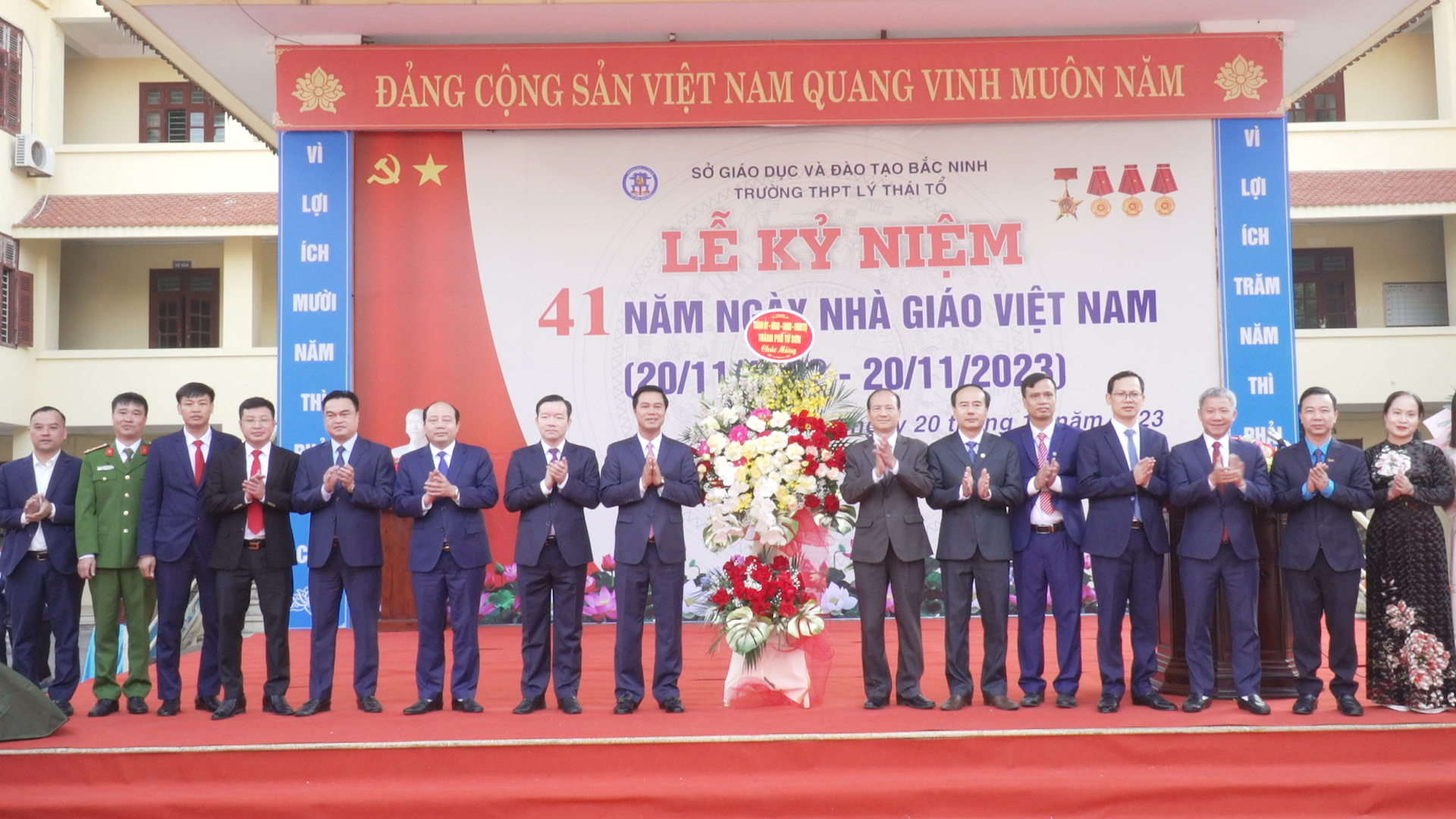 Đồng chi Bí thư thành ủy dự kỷ niệm 41 năm ngày Nhà giáo Việt Nam 20/11 tại Trường THPT Lý Thái Tổ 