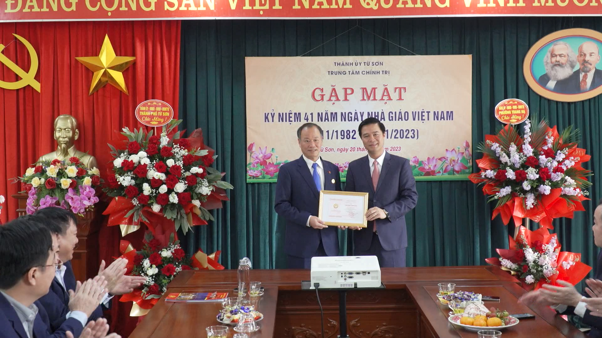 Trung tâm Chính trị Thành phố gặp mặt kỷ niệm 41 năm ngày Nhà giáo Việt Nam 20/11/2023