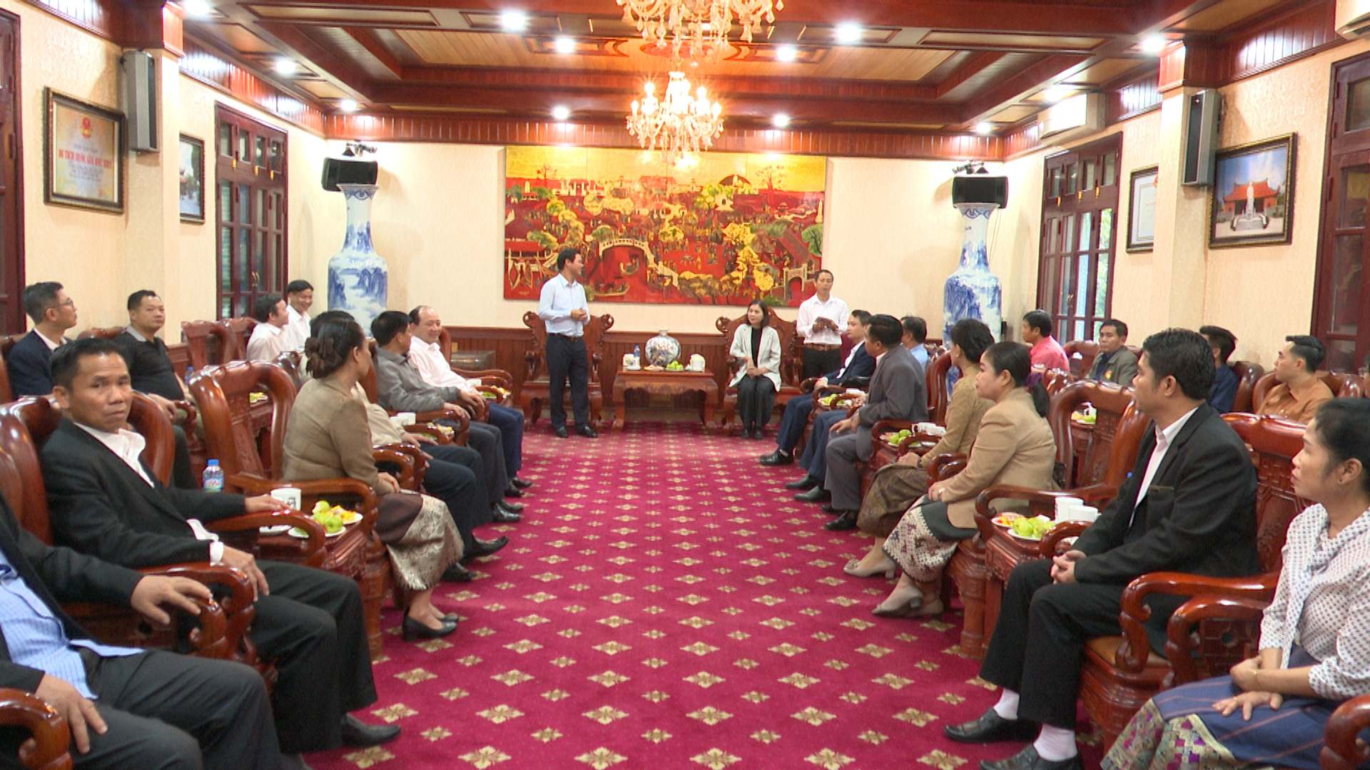 Đoàn cán bộ học viên Đảng Nhân dân cách mạng Lào thăm, nghiên cứu thực tế tại Từ Sơn