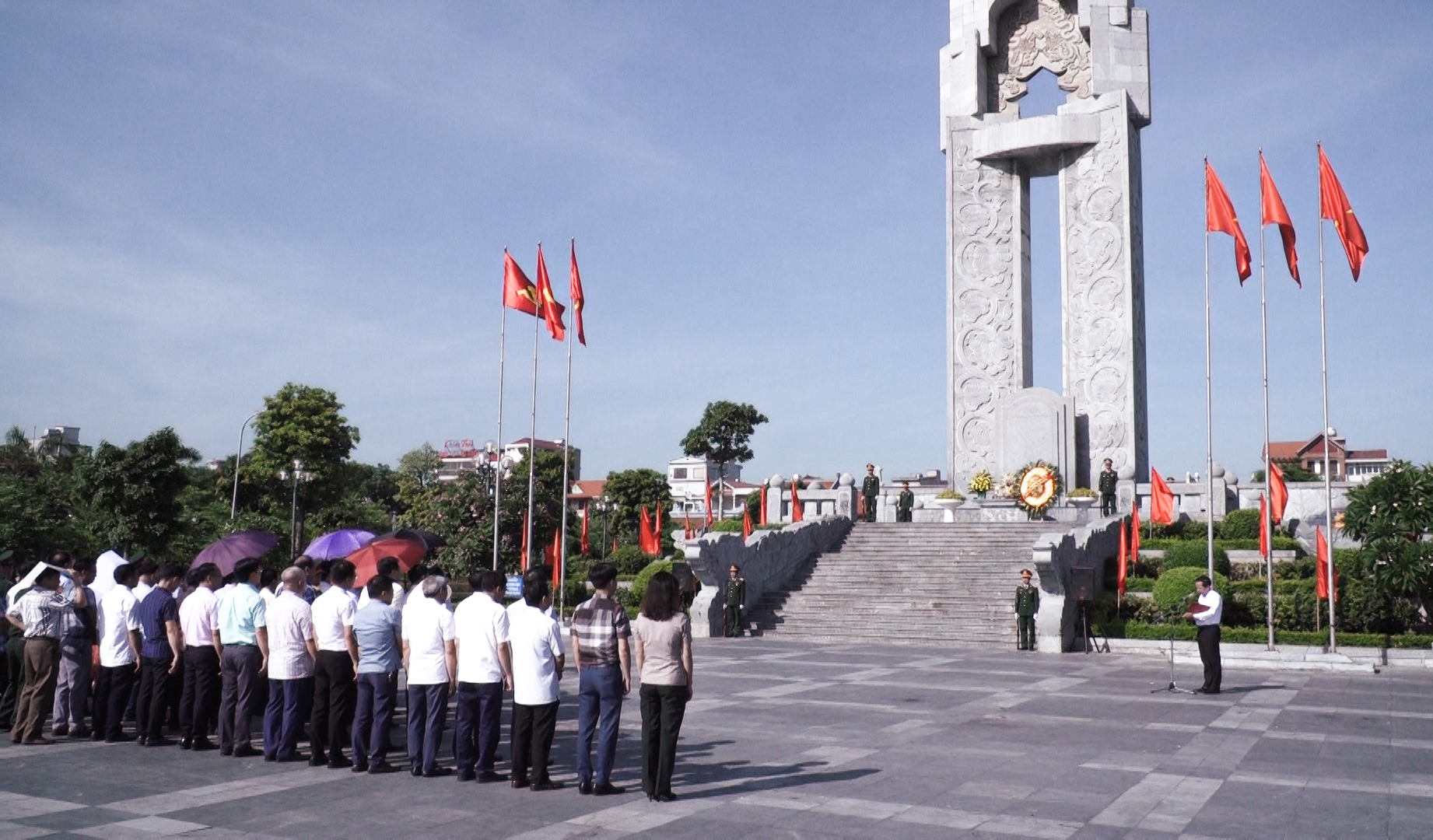 Từ Sơn: Dâng hoa, dâng hương tưởng nhớ các anh hùng liệt sĩ nhân kỷ niệm 76 năm Ngày Thương binh, Liệt sĩ.