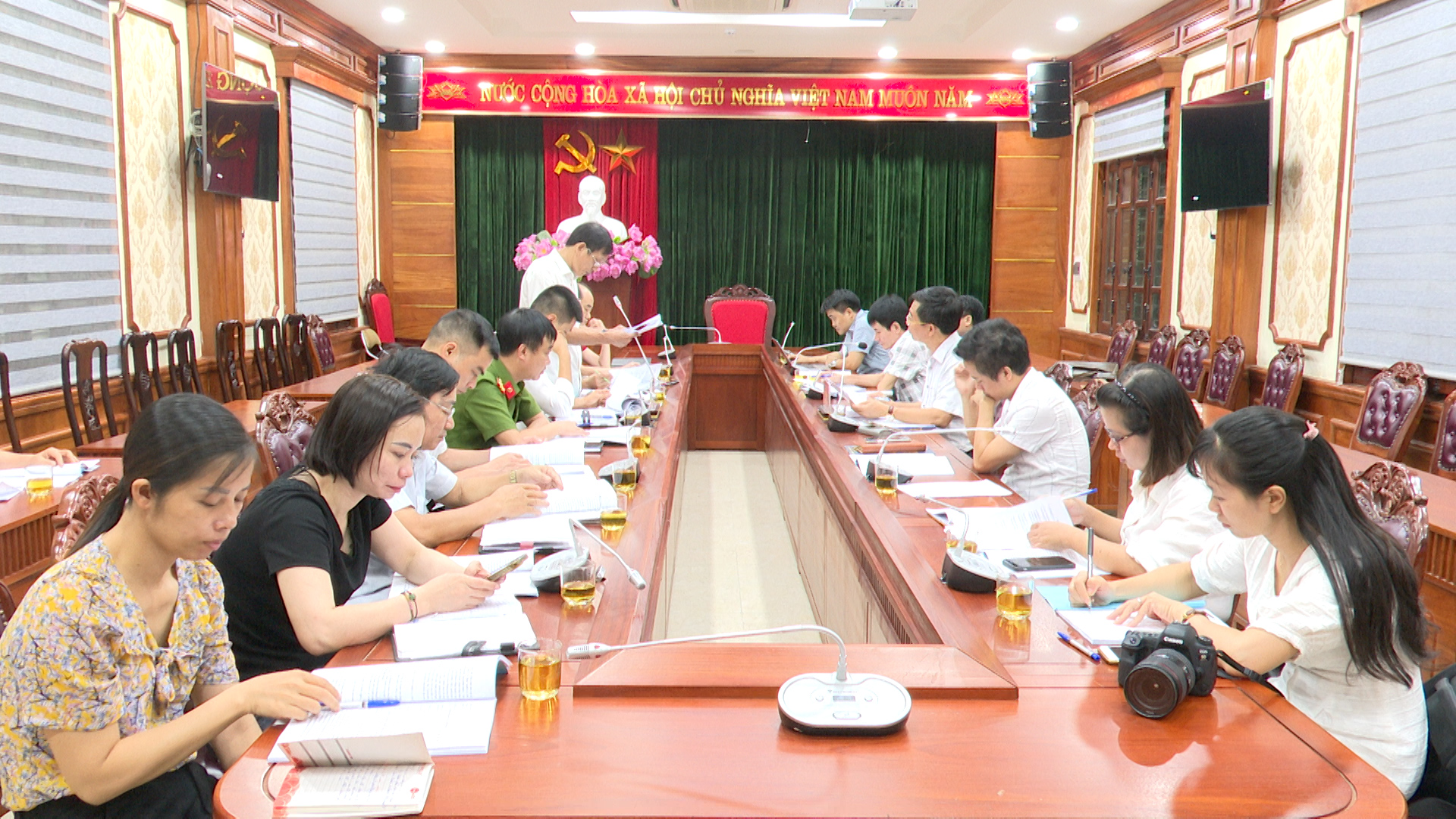 Đoàn giám sát Sở Y tế làm việc với UBND thành phố Từ Sơn về công tác quản lý hành nghề y, dược ngoài công lập trên địa bàn.
