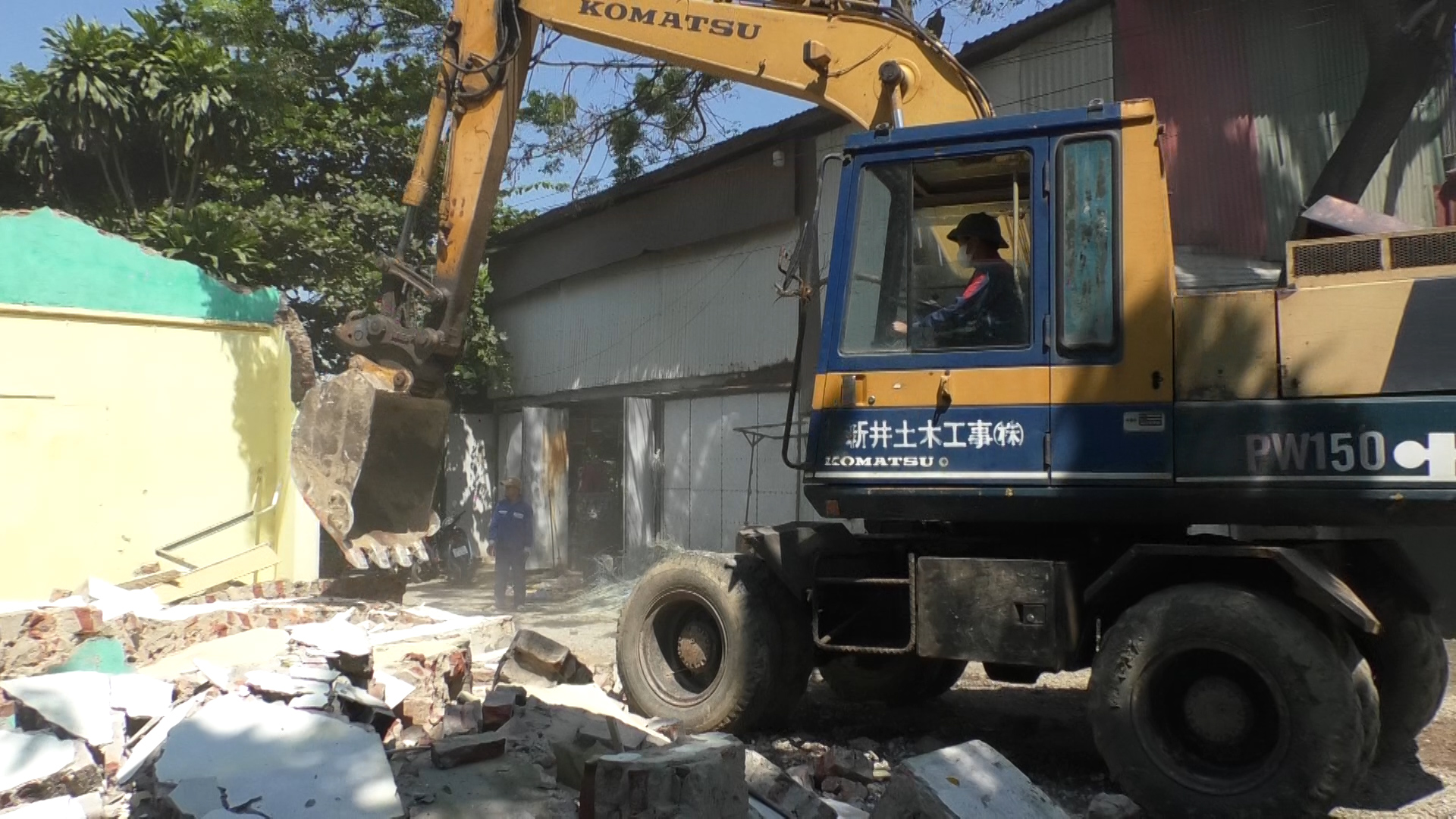 Khu phố Vĩnh Thọ phường Hương Mạc tổ chức tháo dỡ các công trình vi phạm đất đai