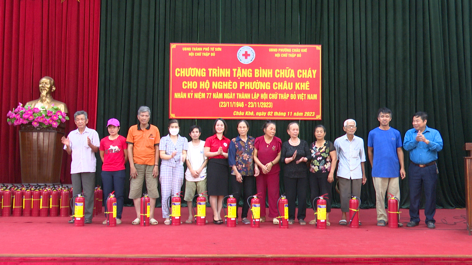 Hội CTĐ Từ Sơn: Tặng 55 bình chữa cháy cho các hộ nghèo phường Châu Khê