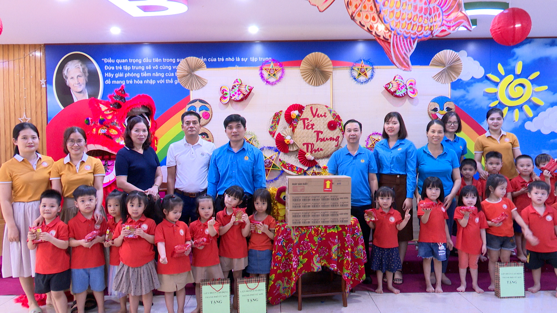 LĐLĐ tỉnh, thành phố Từ Sơn tặng quà Tết trung thu cho các cháu tại trường Mầm non tư thục Hoa Sen