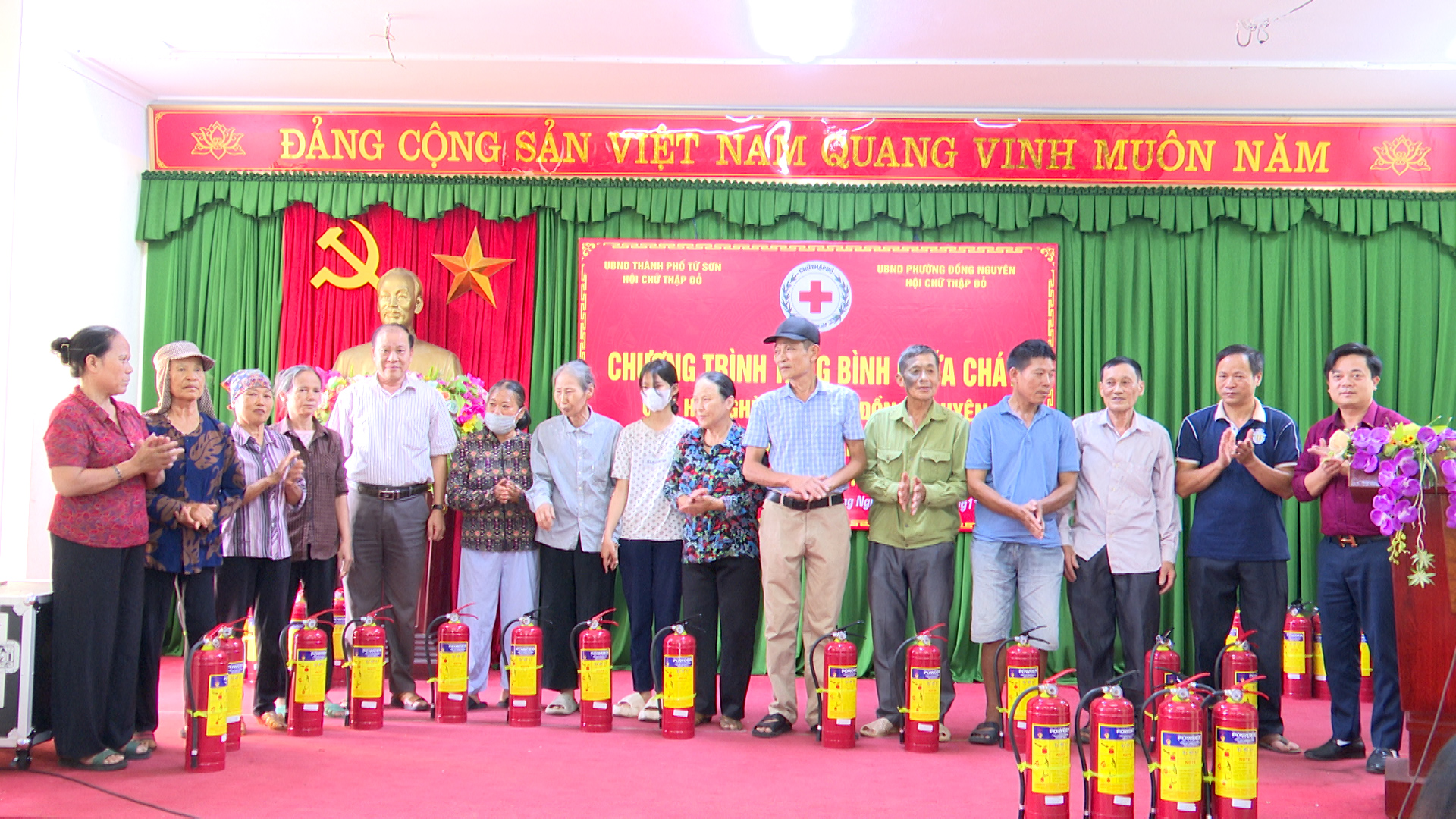 Hội CTĐ Từ Sơn: Tặng 58 bình chữa cháy cho các hộ nghèo phường Đồng Nguyên