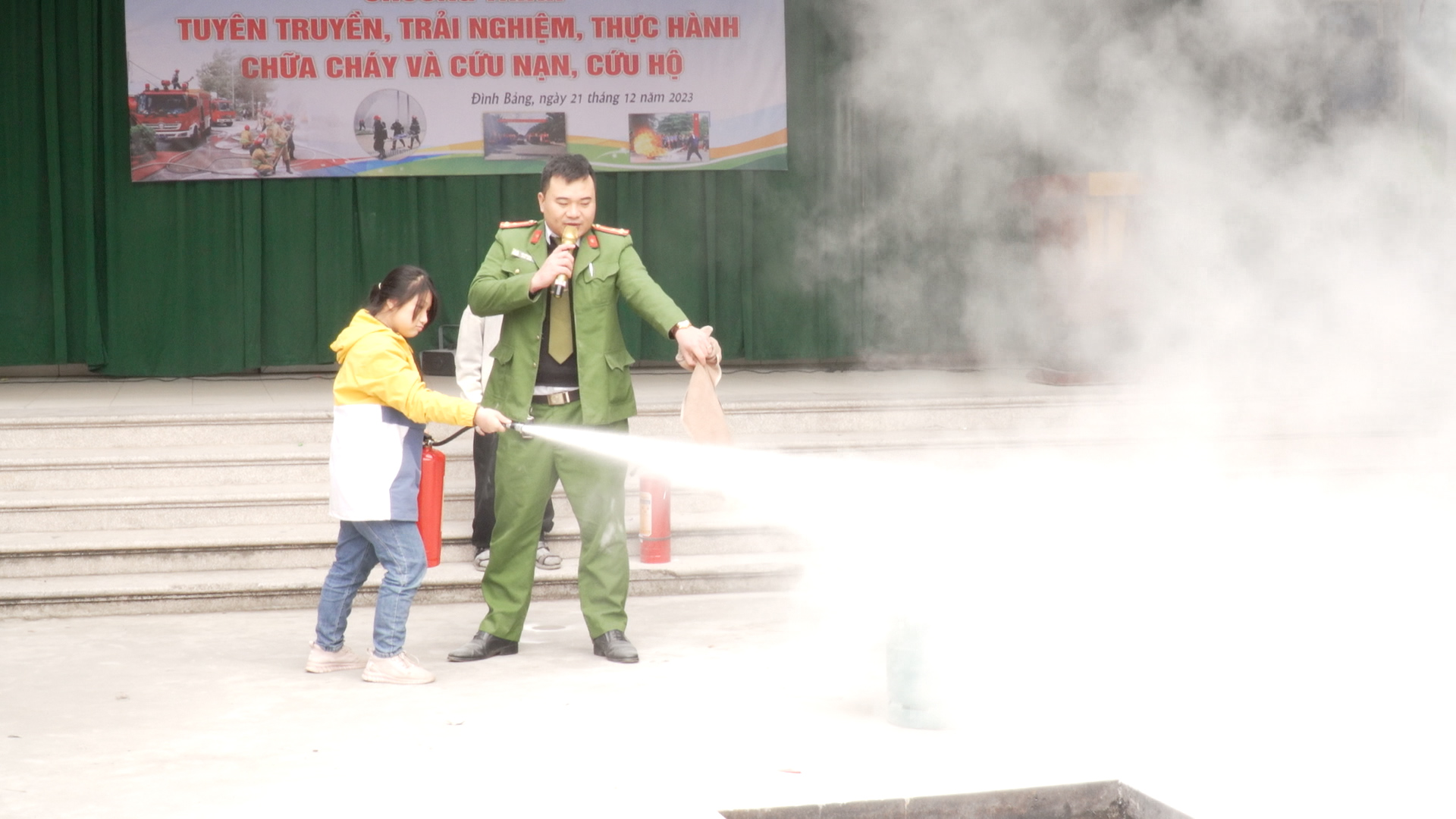 Trường Tiểu học Đình Bảng 2 tuyên truyền, trải nghiệm thực hành chữa cháy và CNCH