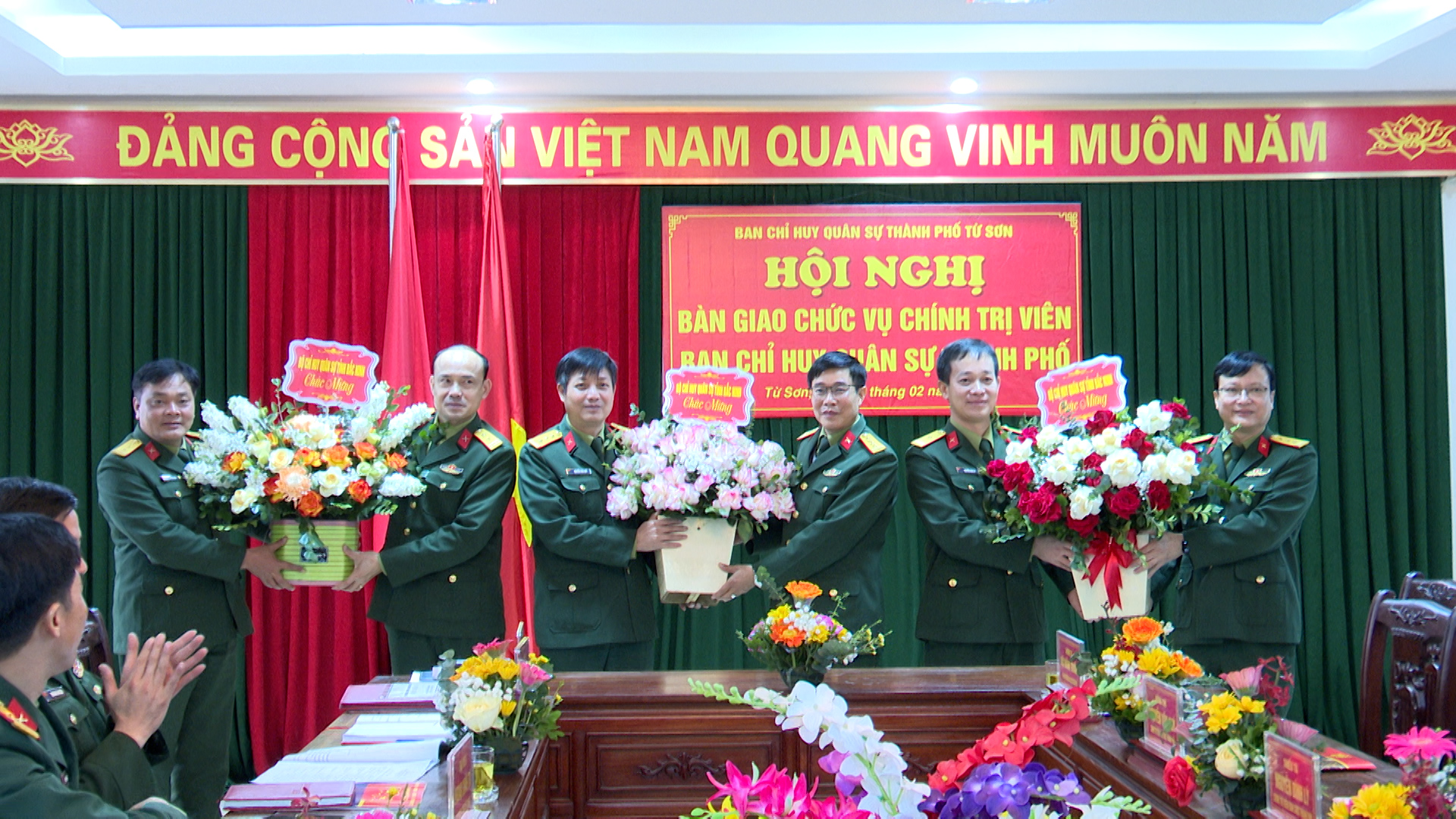 Bàn giao chức vụ chính trị viên Ban CHQS thành phố Từ Sơn