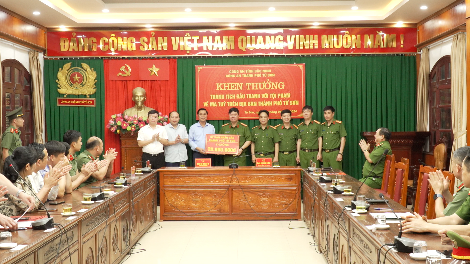 Khen thưởng Công an thành phố Từ Sơn về thành tích đấu tranh với tội phạm ma túy