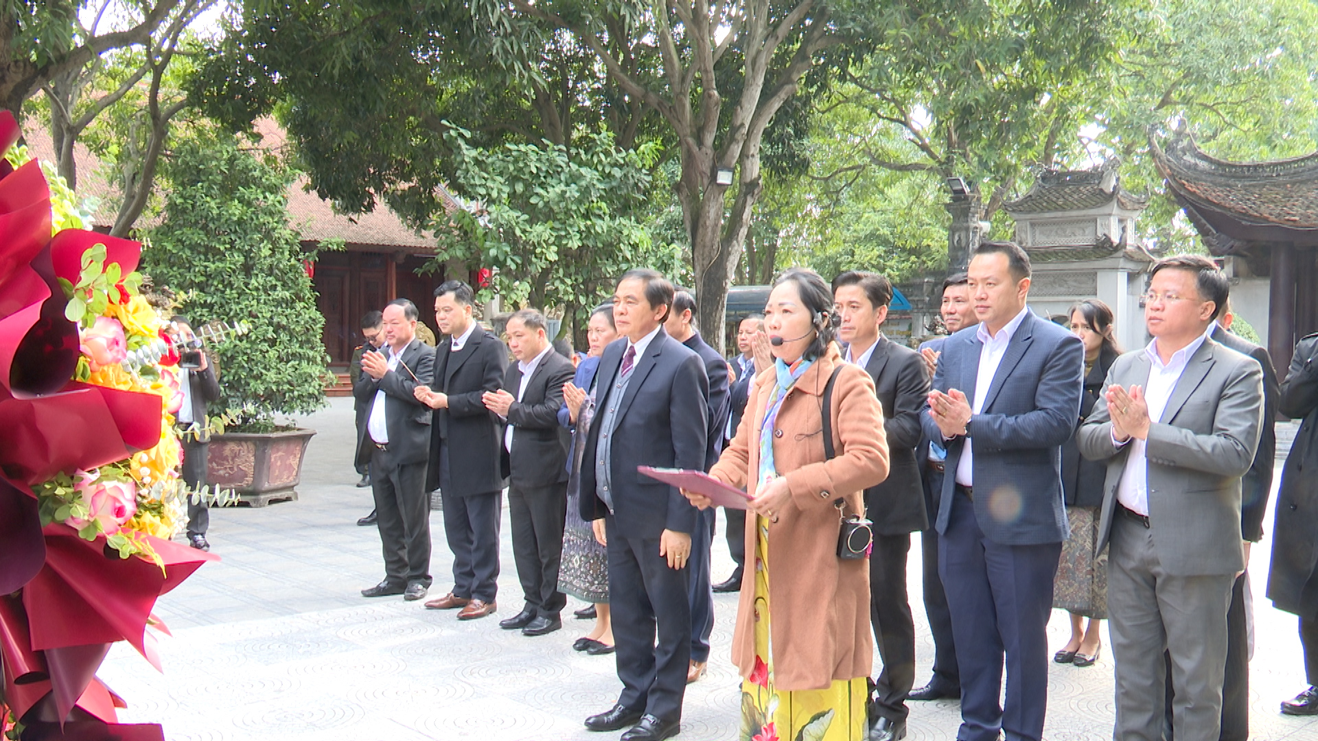 Đoàn đại biểu Hủa Păn ( nước cộng hòa dân chủ nhân dân Lào) dâng hương tại Đền Đô