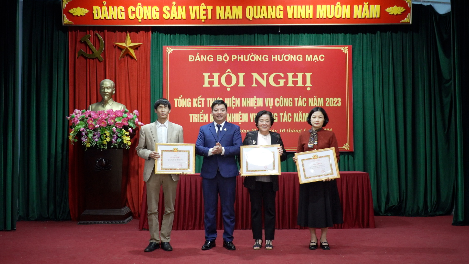 Đảng bộ phường Hương Mạc trao tặng huy hiệu Đảng và triển khai nhiệm vụ năm 2024