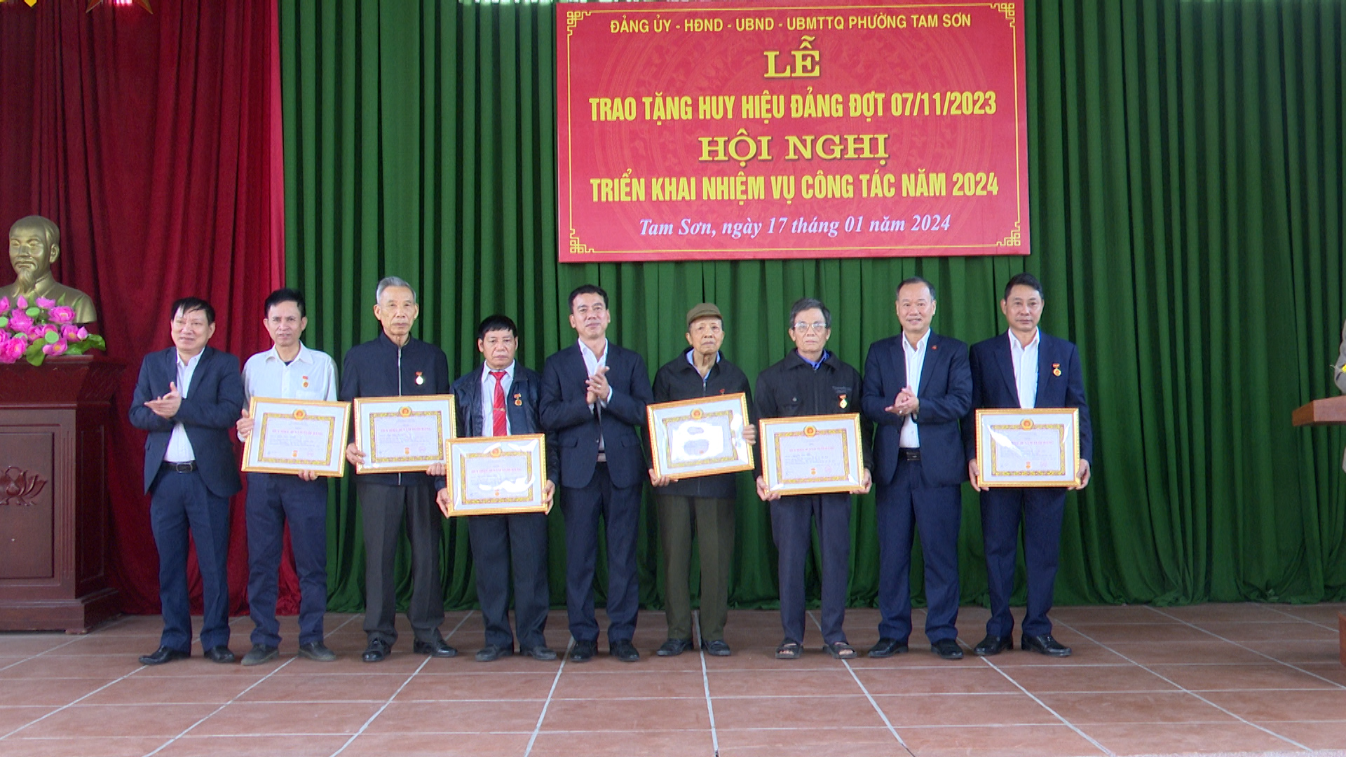 Đảng bộ phường Tam Sơn trao tặng huy hiệu Đảng và triển khai nhiệm vụ năm 2024