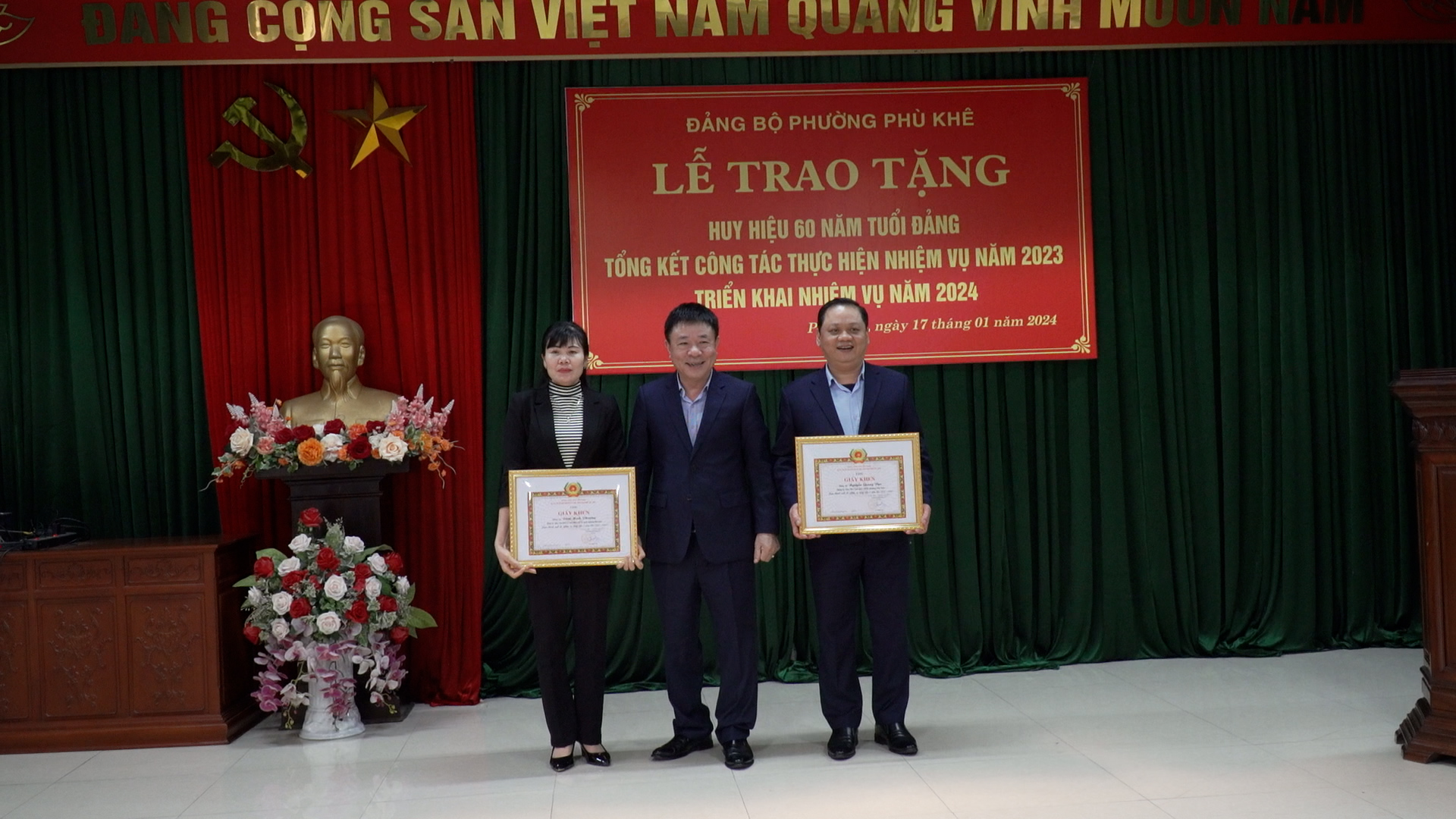 Đảng bộ phường Phù Khê trao tặng huy hiệu Đảng và triển khai nhiệm vụ năm 2024