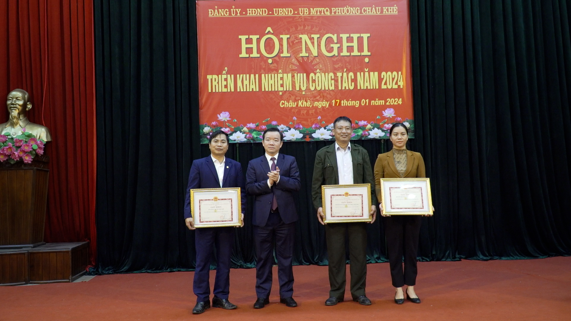 Đảng bộ phường Châu Khê trao tặng huy hiệu Đảng và triển khai nhiệm vụ năm 2024