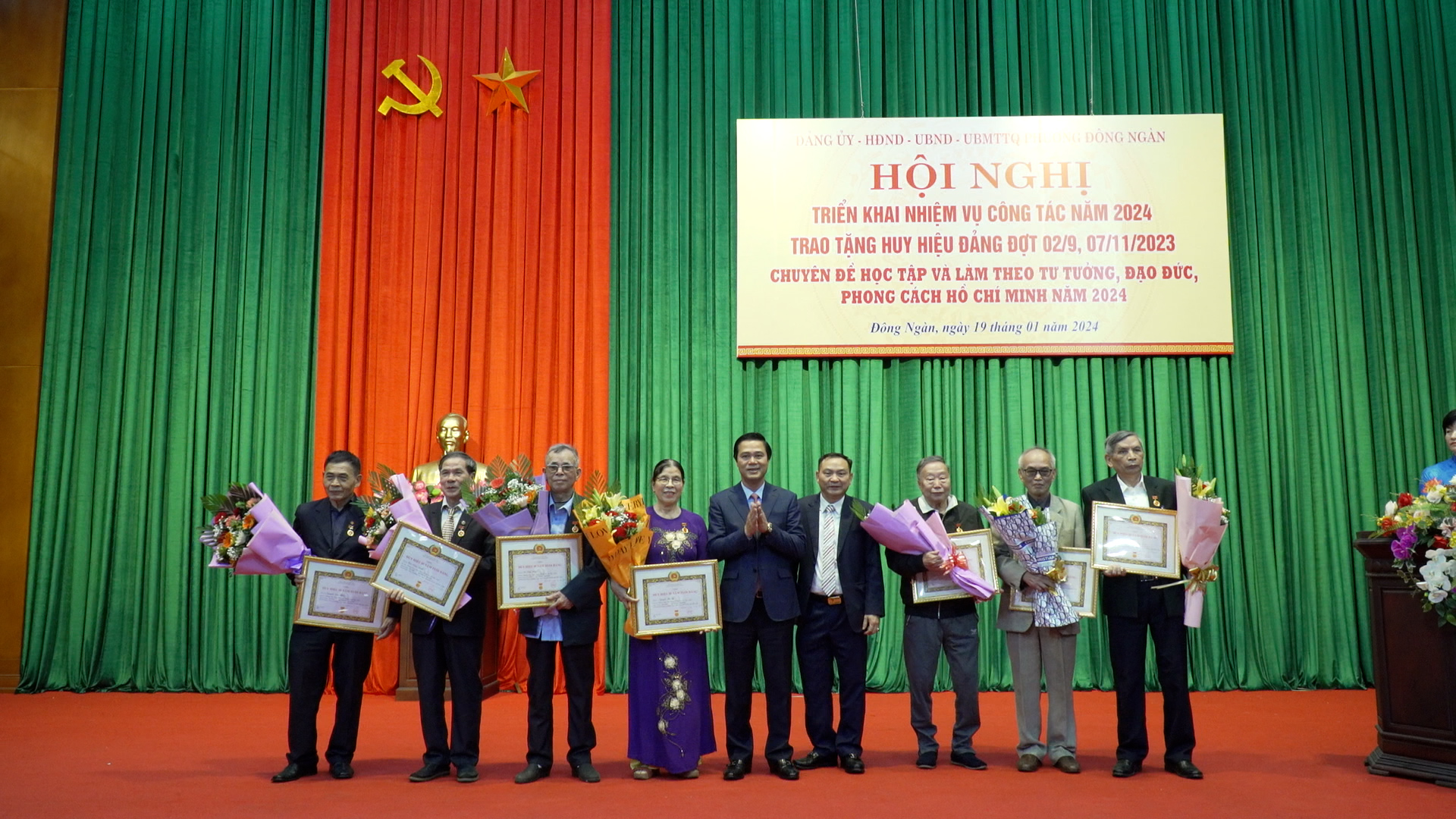 Đảng bộ phường Đông Ngàn trao tặng huy hiệu Đảng và triển khai nhiệm vụ năm 2024
