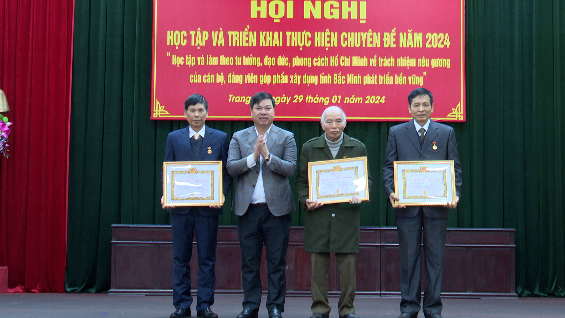 Đảng bộ phường Trang Hạ trao huy hiệu đảng đợt 3/2; Học tập và triển khai thực hiện chuyên đề năm 2024