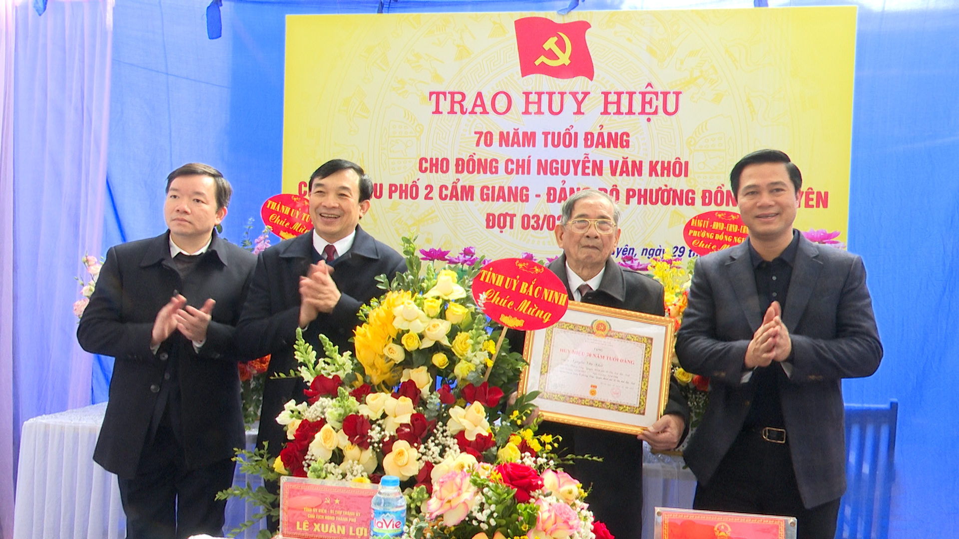 Chủ tịch UB MTTQ tỉnh Nguyễn Đình Lợi trao Huy hiệu Đảng tại phường Đồng Nguyên