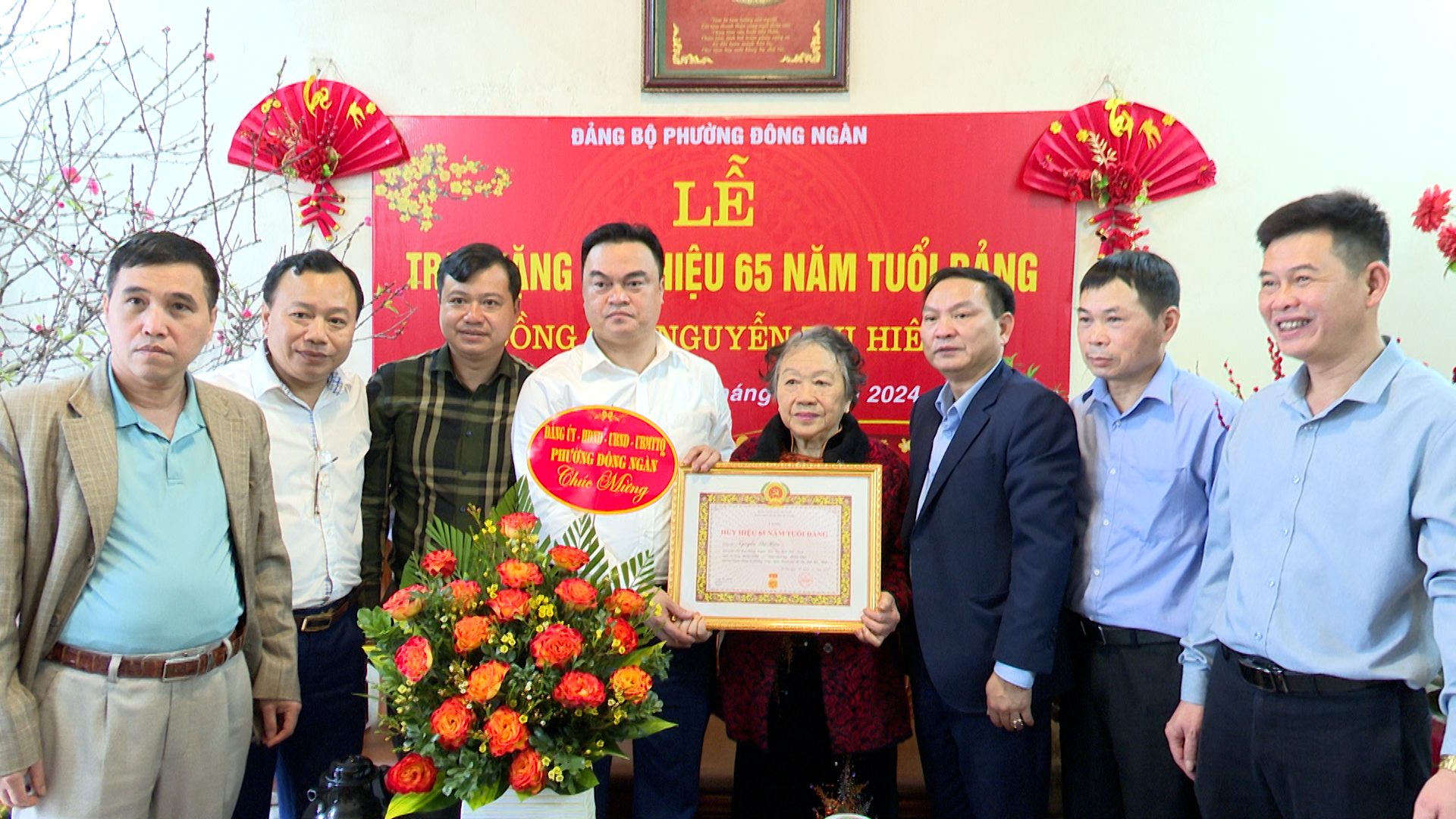 Trao huy hiệu 65 năm tuổi Đảng tại gia đình đảng viên Nguyễn Thị Hiên