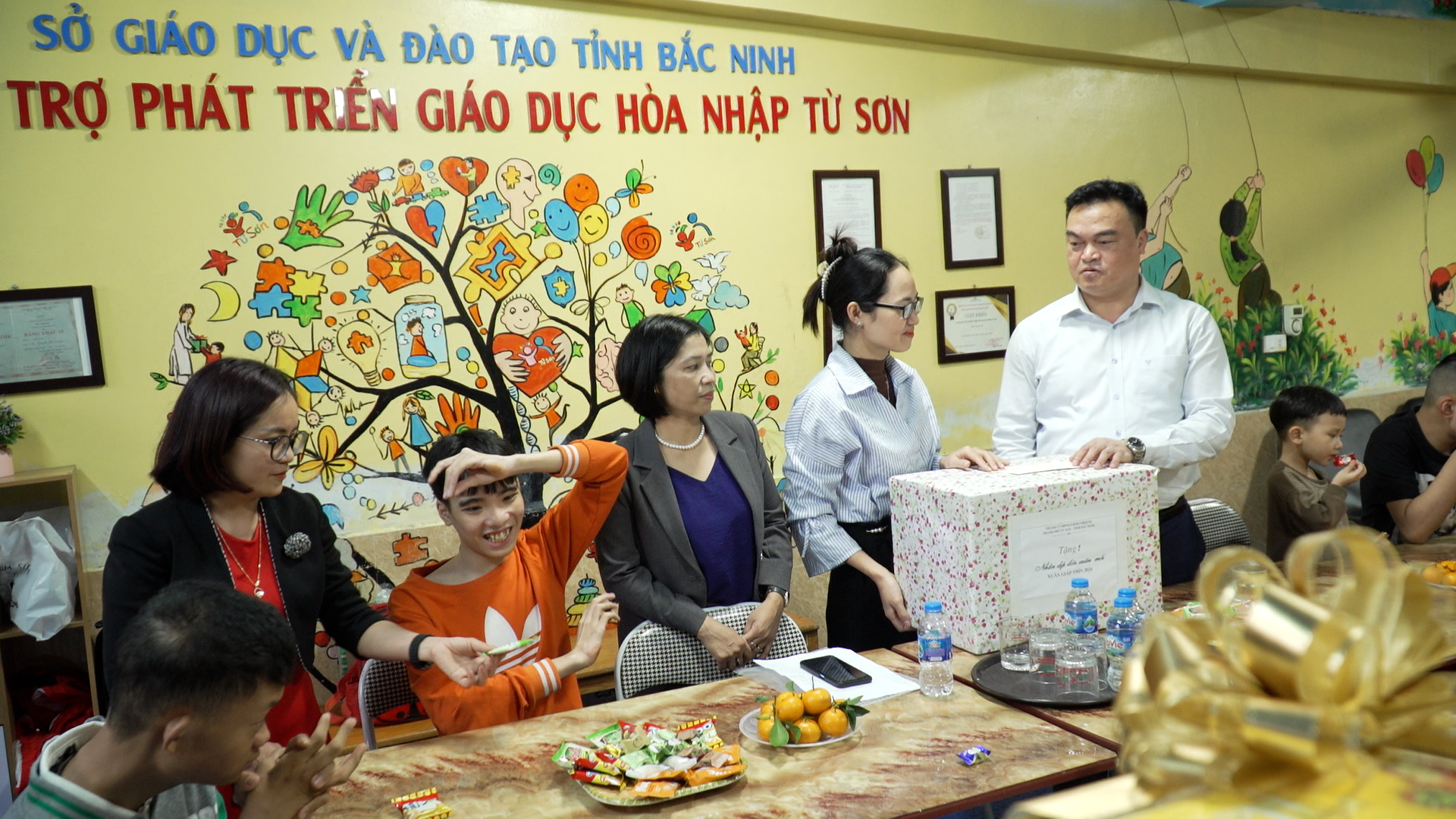 Lãnh đạo thành phố tặng quà trung tâm hỗ trợ phát triển giáo dục hòa nhậm Từ Sơn nhân dịp Tết Cổ truyền