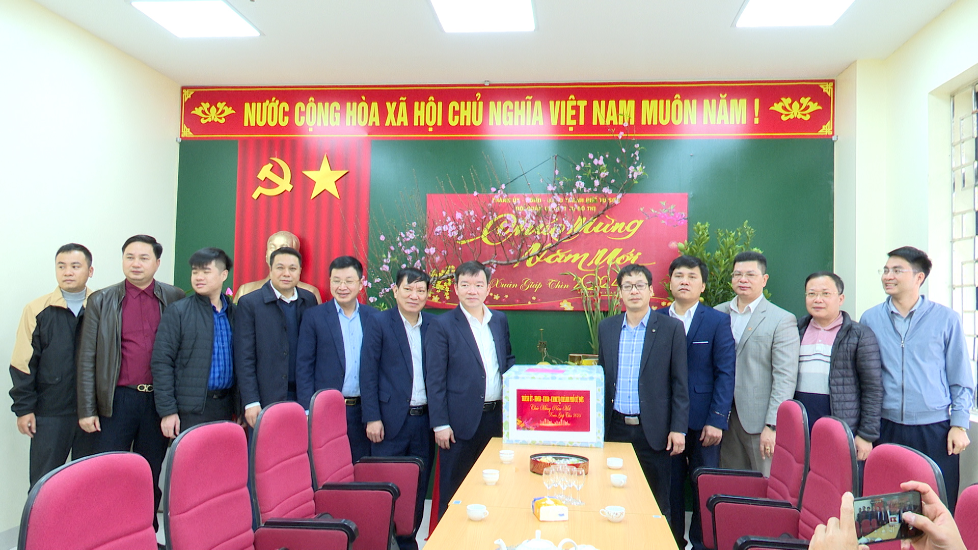 Đồng chí phó Bí thư TT Thành ủy thăm tặng quà tết Điện lực Từ Sơn và Đội trật tự đô thị