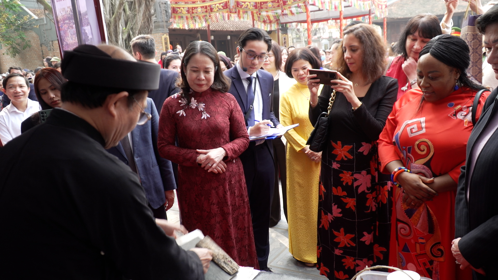 Phó chủ tịch nước Võ Thị Ánh Xuân gặp mặt các nữ Đại sứ Đại diện Trưởng đại diện các tổ chức quốc tết tại Việt Nam ở Từ Sơn