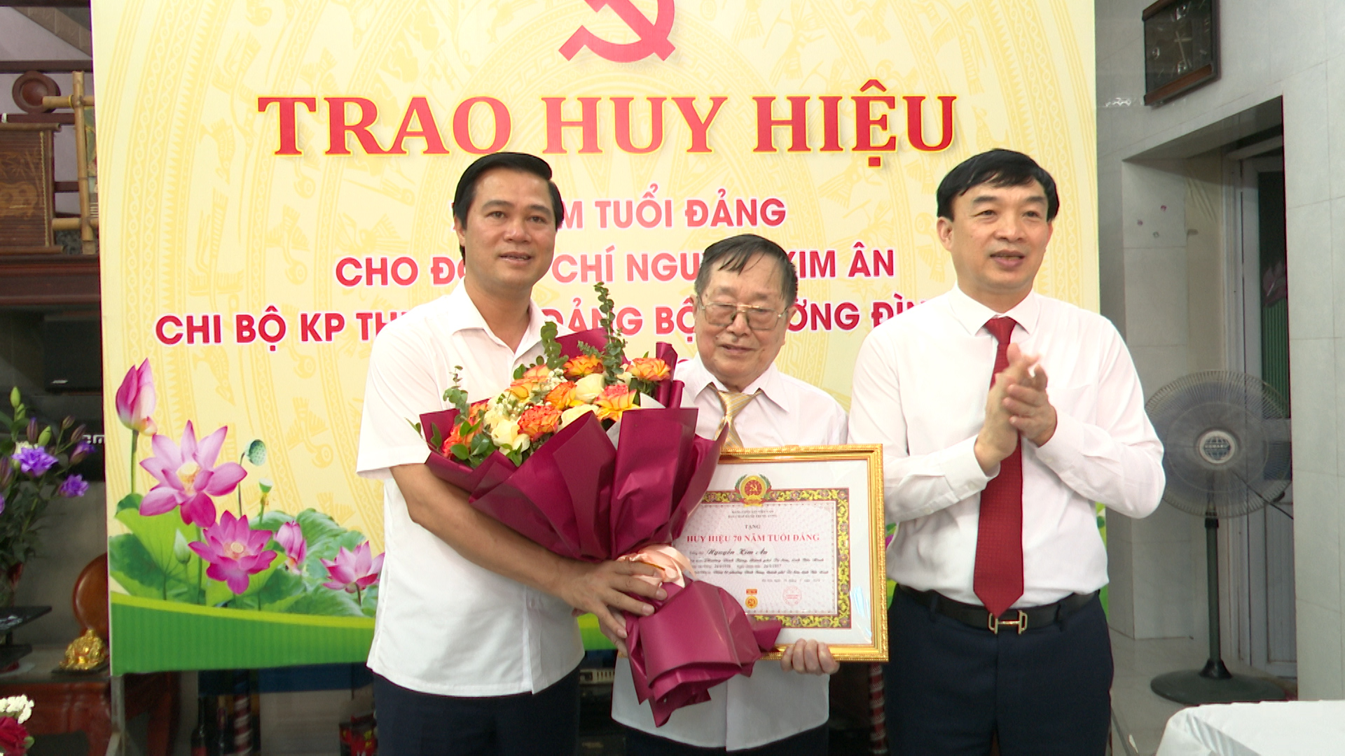 Chủ tịch UB MTTQ tỉnh Bắc Ninh trao Huy hiệu Đảng đợt 19 - 5