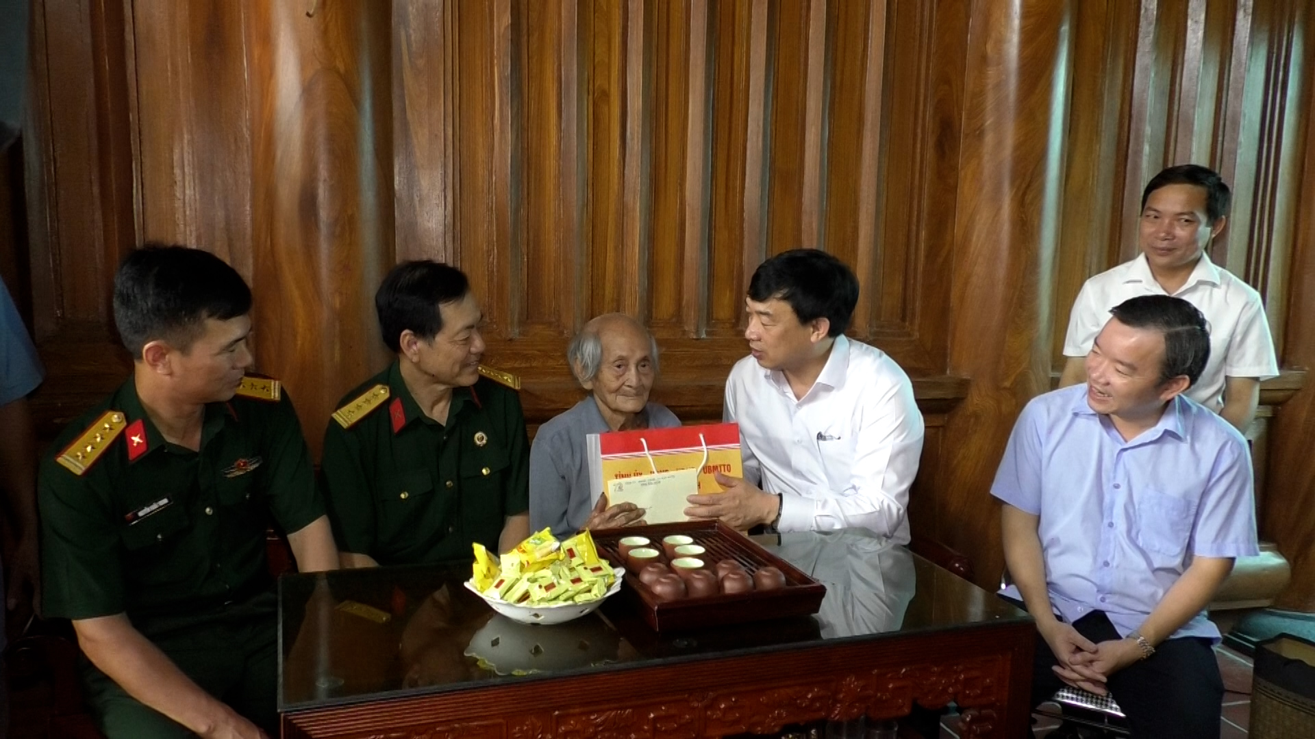 Chủ tịch UB MTTQ tỉnh Nguyễn Đình Lợi thăm, tặng quà chiến sĩ Điện Biên và các gia đình chính sách