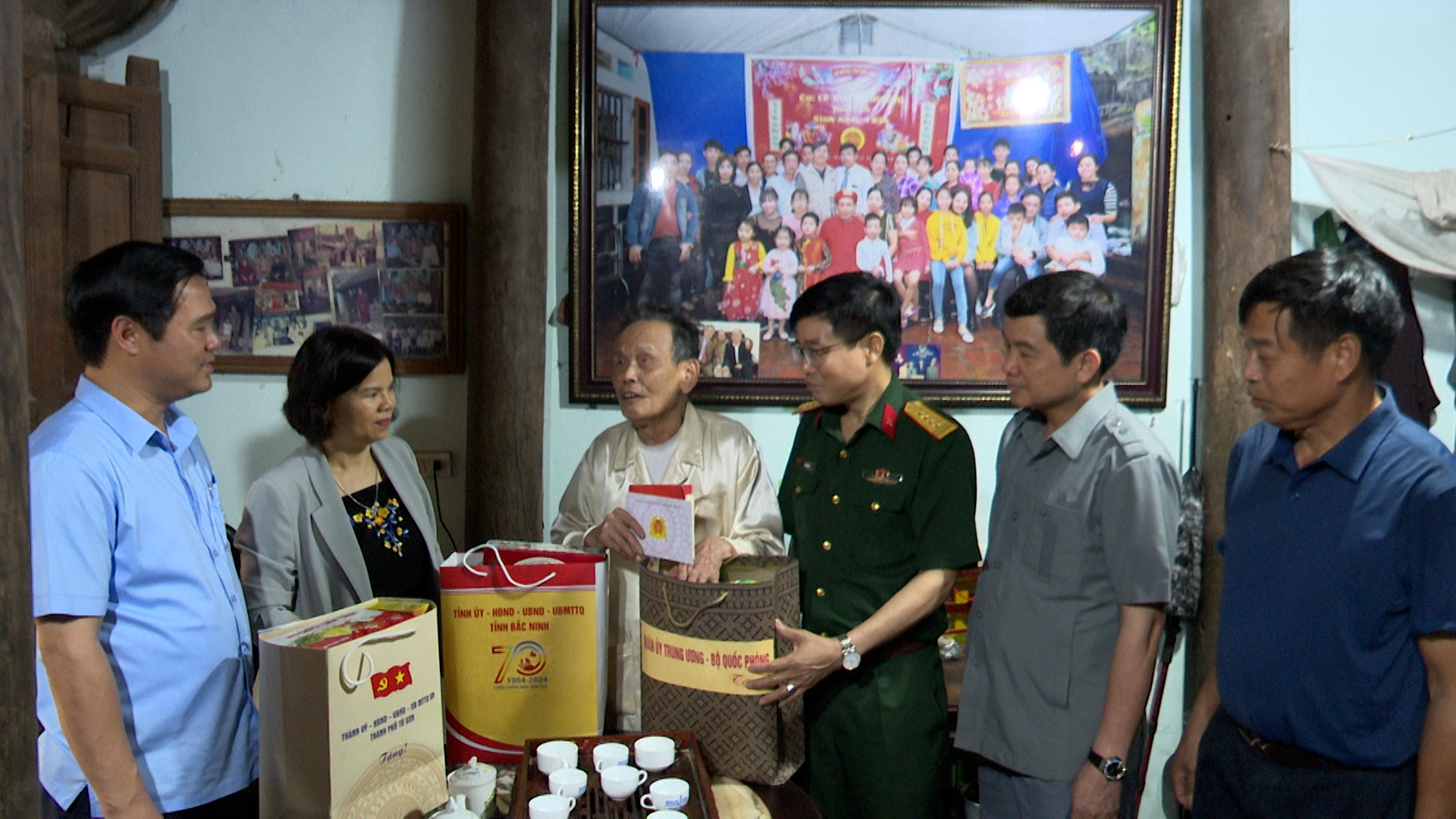 Chủ tịch UBDN tỉnh thăm tặng quà chiến sĩ Điện Biên