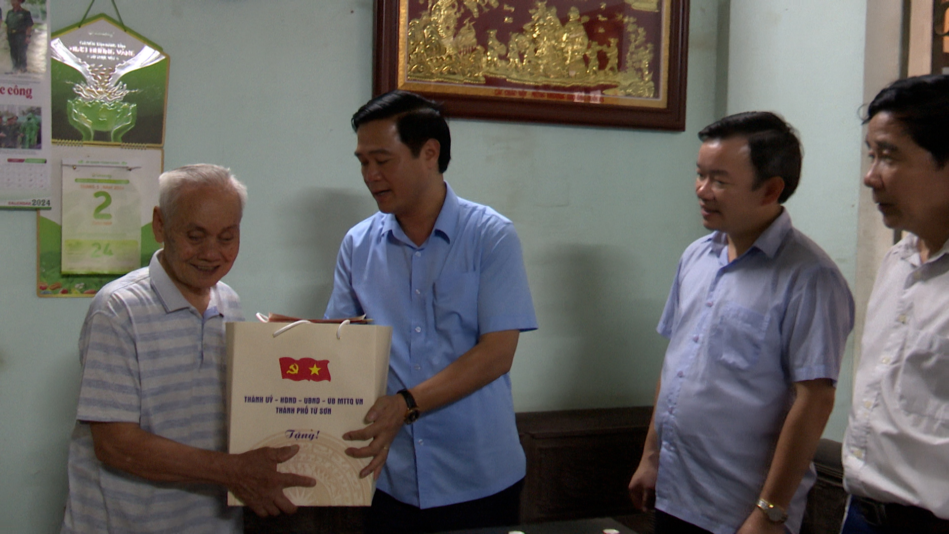 Bí thư Thành ủy thăm tặng quà thân nhân liệt sĩ Điện Biên Phủ
