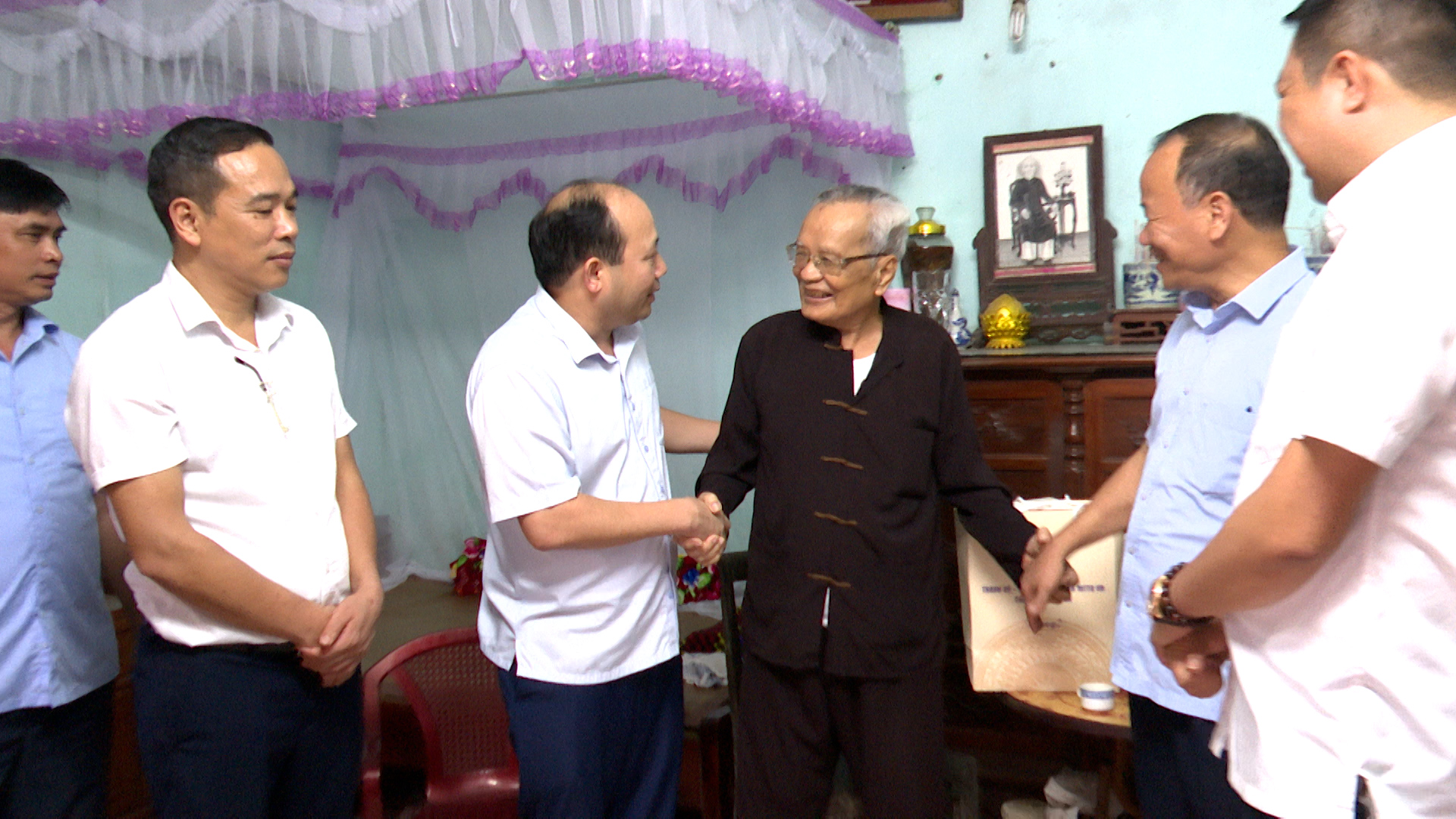 Chủ tịch UBND TP thăm và tặng quà thân nhân liệt sĩ, chiến sĩ Điện Biên, cựu thanh niên xung phong