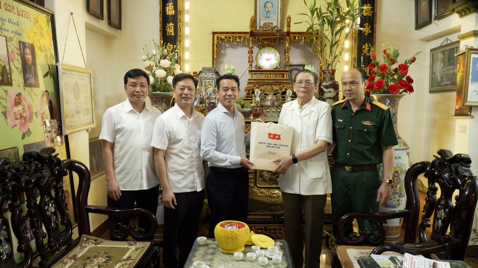 Phó Chủ tịch TT HĐND TP thăm, tặng quà thân nhân liệt sĩ Điện Biên