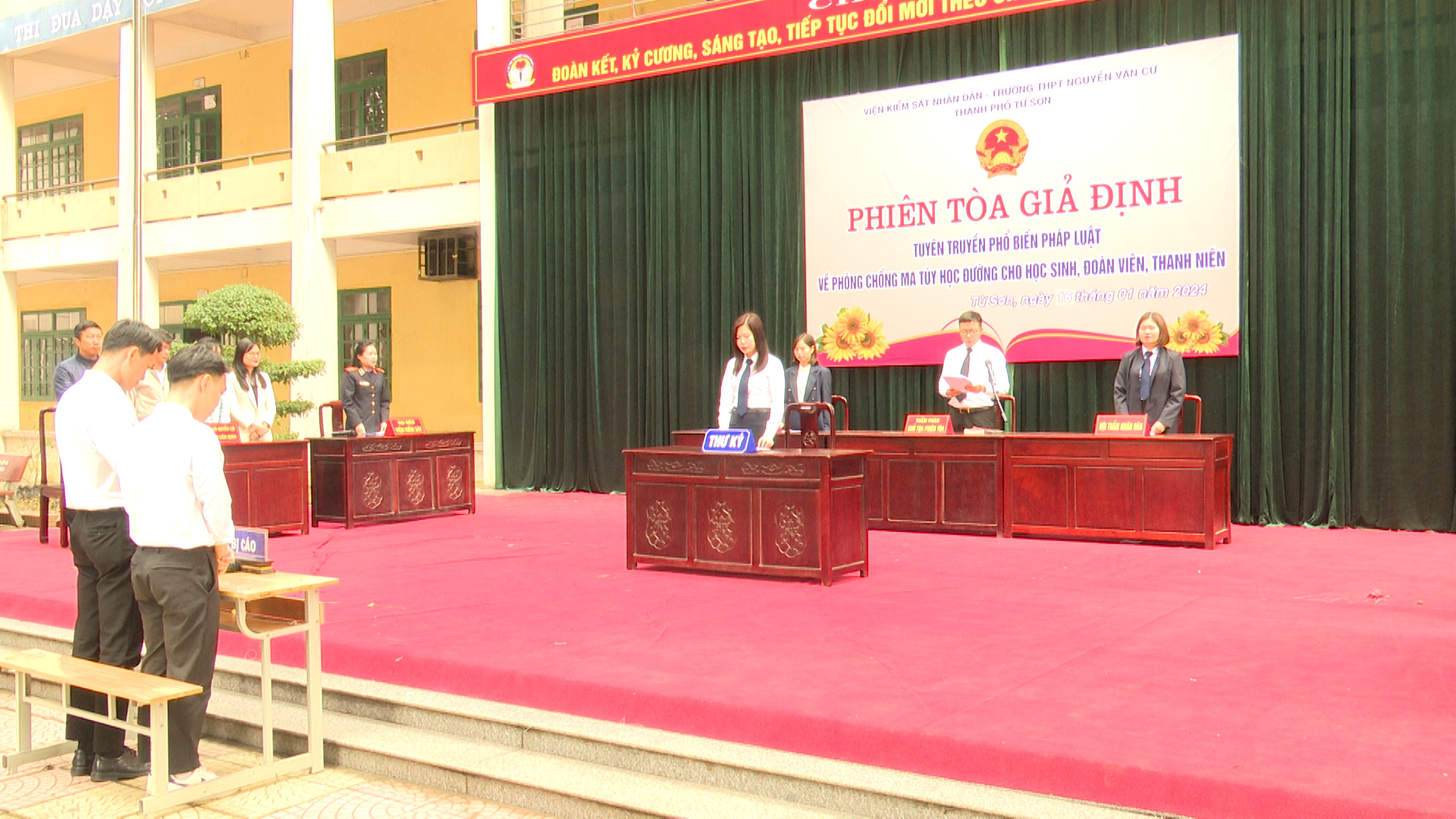 Phiên tòa giả định tuyên truyền phổ biến pháp luật về phòng chống ma túy học đường tại trường THPT Nguyễn Văn Cừ