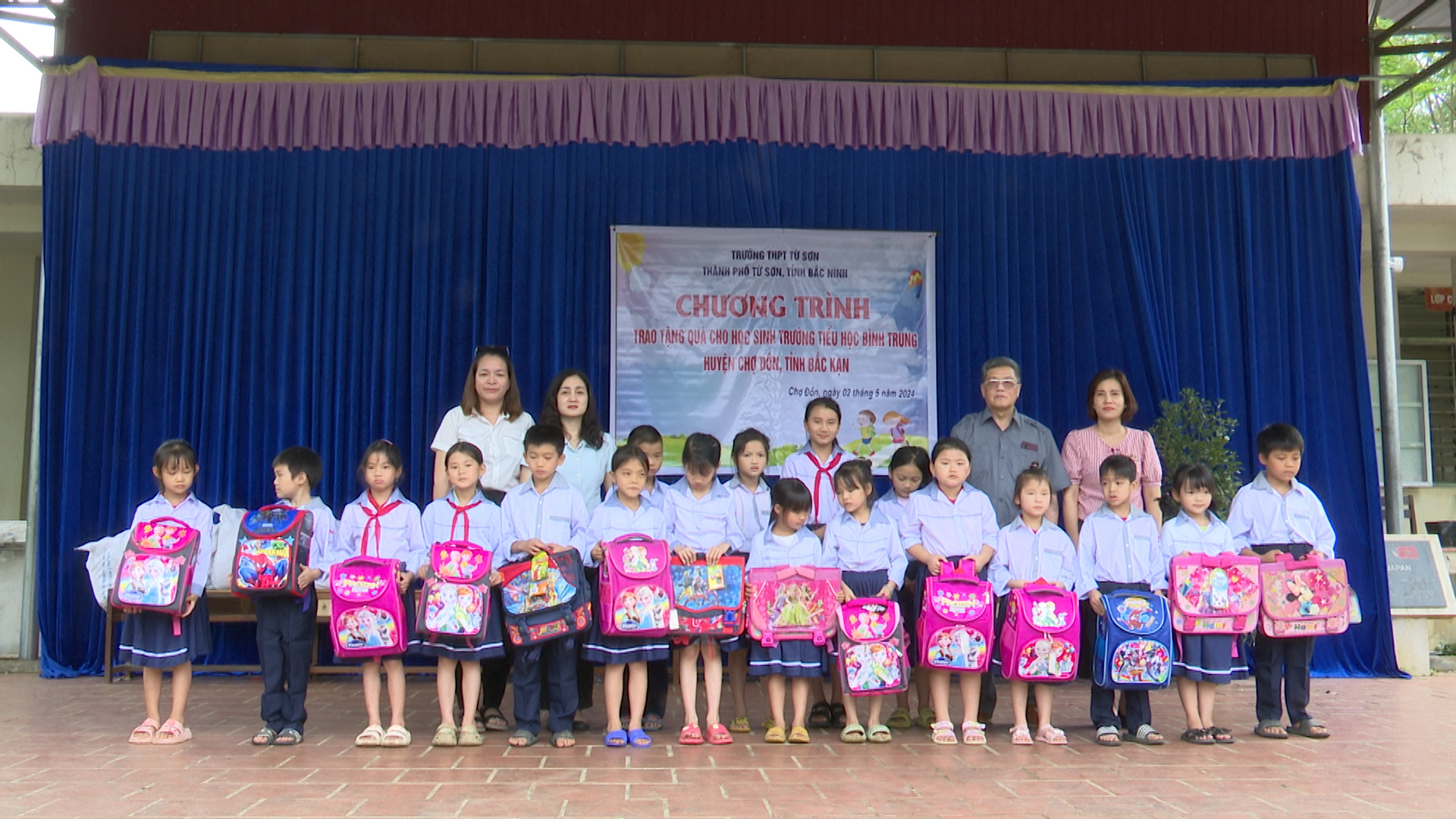 Trường THPT tặng quà học sinh và bệnh nhân khó khăn tại Trung tâm y tế huyện Chợ Đồn - Bắc Kạn