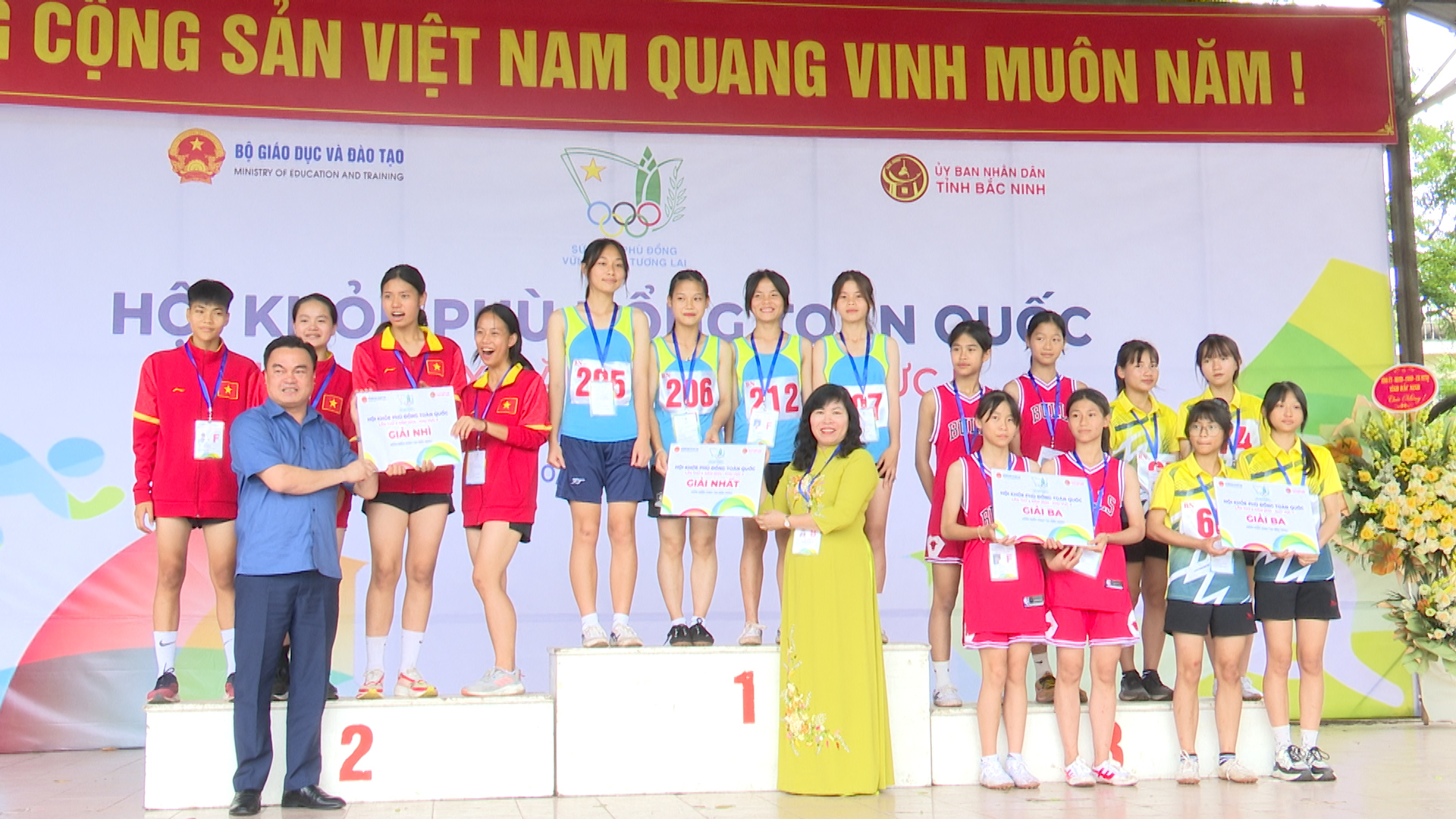 Trao giải thi đấu môn Điền Kinh - Hội khỏe Phù Đổng lần thứ X toàn quốc Khu vực II tại tỉnh Bắc Ninh