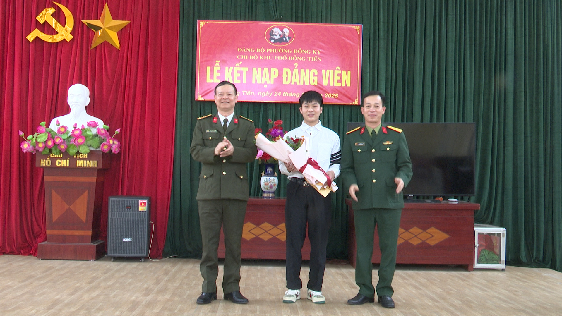 Chi bộ Khu phố Đồng Tiến, Đảng bộ phường Đồng Kỵ tổ chức Lễ kết nạp đảng viên mới