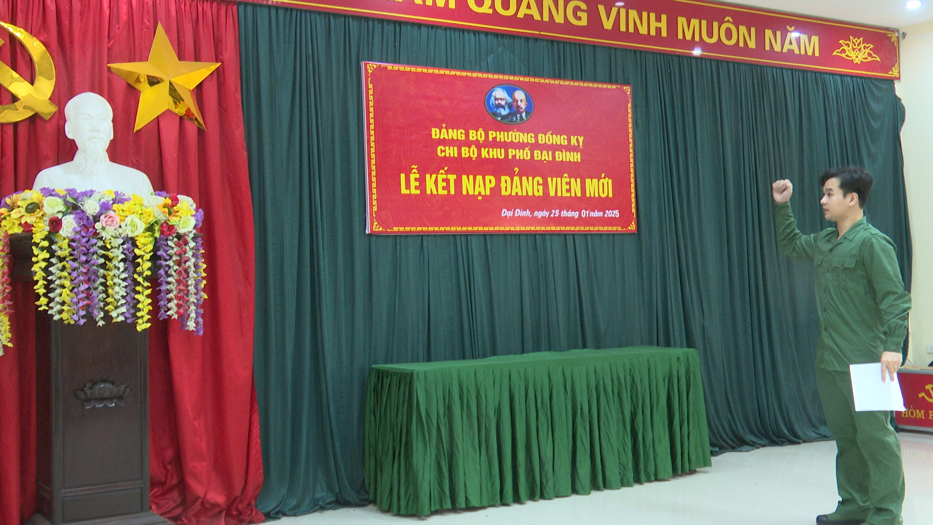 Chi bộ Khu phố Đại Đình, phường Đồng Kỵ tổ chức Lễ kết nạp đảng viên mới