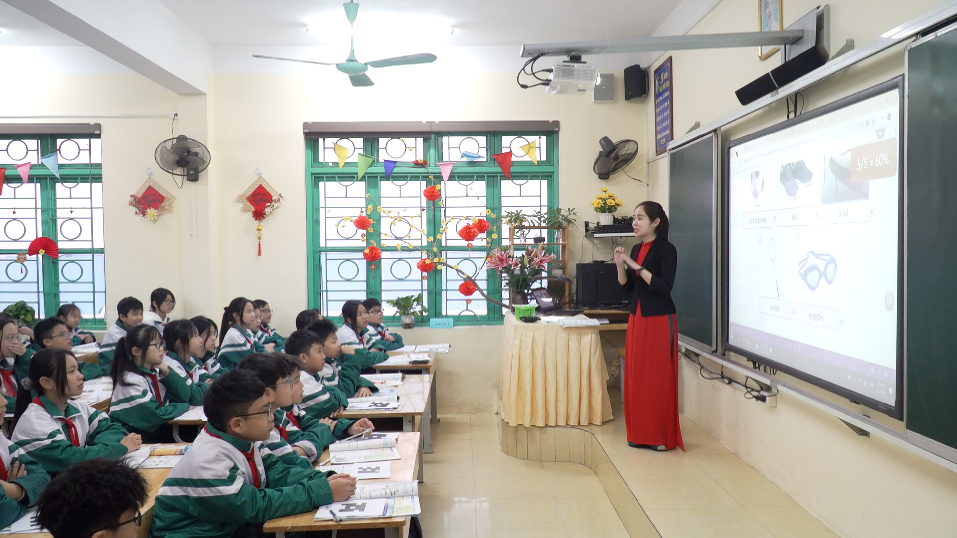 Phó Chủ tịch TT UBND thành phố dự Hội thi thực hành giáo viên dạy giỏi cấp thành phố tại trường THCS Nguyễn Văn Cừ