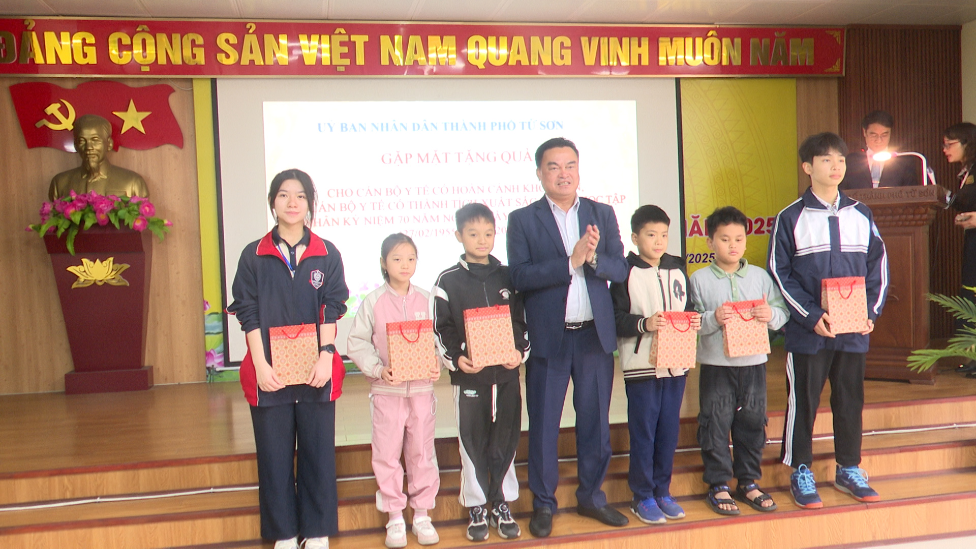 Từ Sơn gặp mặt tặng quà cho cán bộ y tế có HCKK, con cán bộ y tế có thành tích xuất sắc trong học tập